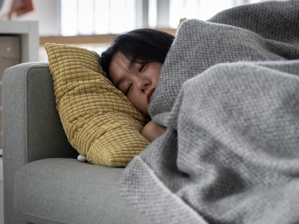 riposo malattia diaria giovane donna divano cuscino coperta