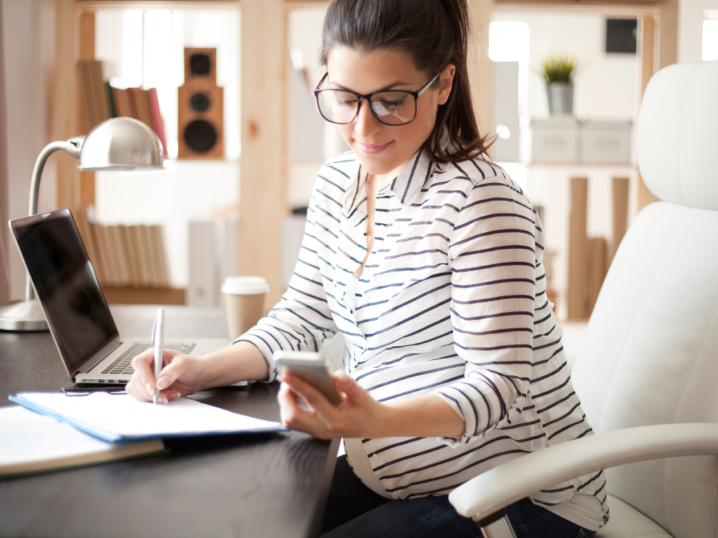 donna incinta computer smartphone partita iva