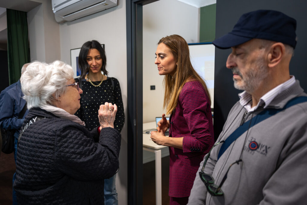 una socia fa domande a Giorgia Riba durante un evento nella sede di Mutua Privata